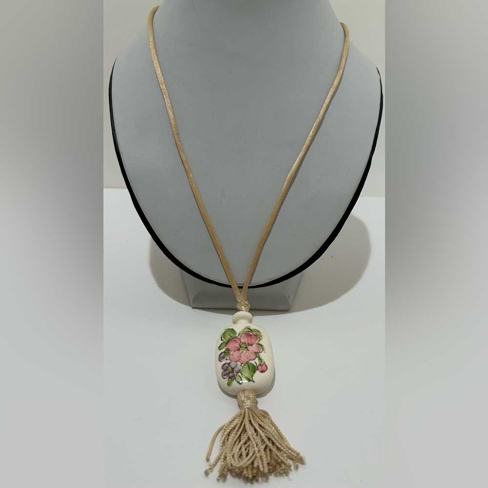 vintage Avon "Tender Blossoms” ceramic necklace hand painted floral design 70s